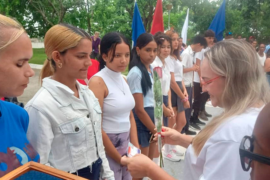 Jóvenes reciben el carné de la UJC.