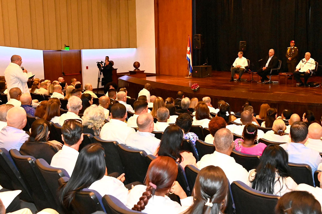 Encuentro de Miguel Díaz-Canel con colaboradores cubanos.