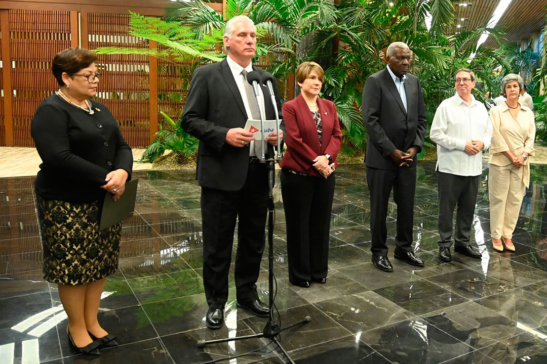 Presidente cubano, Miguel Díaz-Canel, y otros miembros de la presidencia del acto de recibimiento a los embajadores de Caricom.