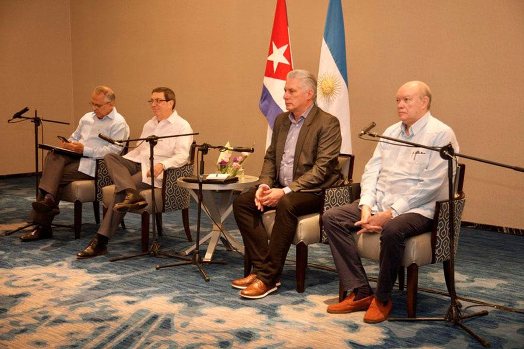  Presidente cubano, Miguel Díaz-Canel Bermúdez, y parte de la delegación a la VII Cumbre de la Celac sostienen encuentro con empresarios argentinos.