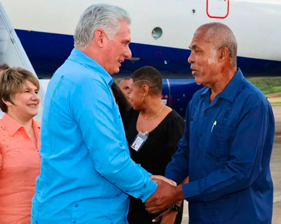 Presidente de Cuba, Miguel Díaz-Canel Bermúdez, es recibido por el vice primer ministro de San Vicente y las Granadinas.