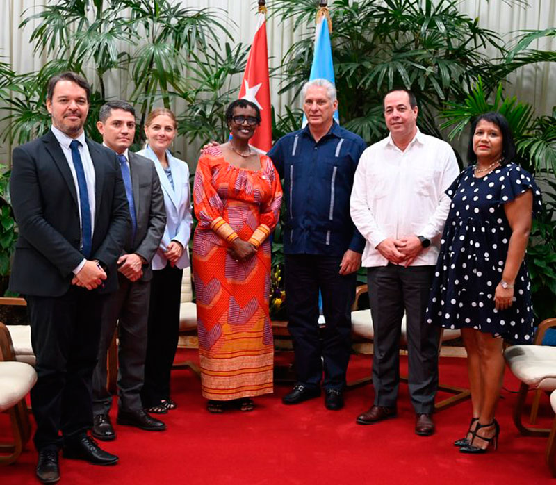 Participantes en el encuentro del presidente cubano, Miguel Díaz-Canel Bermúdez, y Winnie Byanyima, directora ejecutiva del Programa Conjunto de las Naciones Unidas sobre el VIH/SIDA (ONUSIDA).