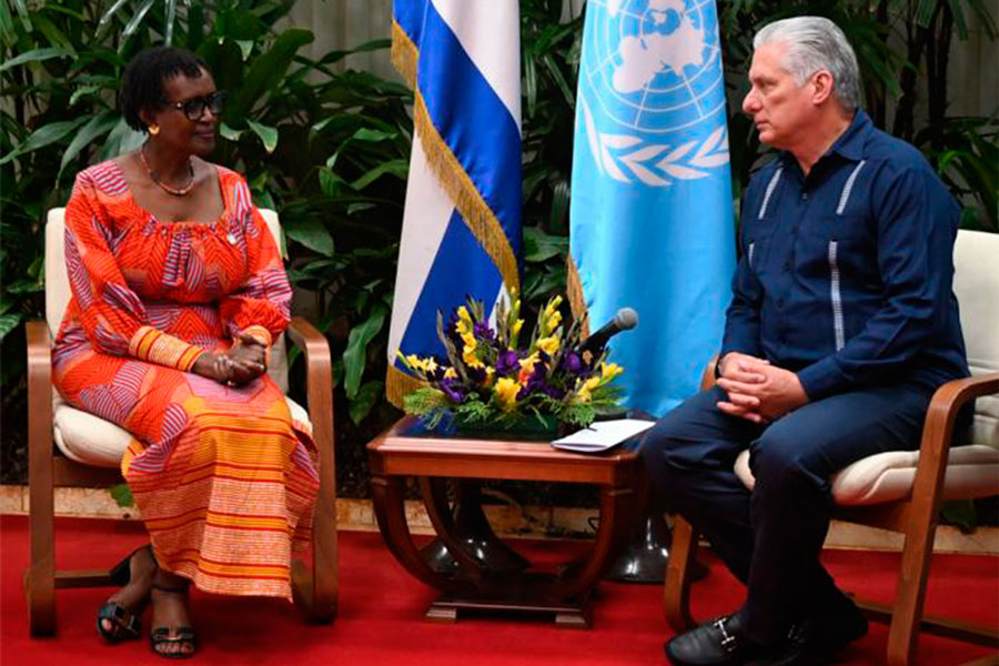Winnie Byanyima, directora ejecutiva del Programa Conjunto de las Naciones Unidas sobre el VIH/SIDA (ONUSIDA), y Miguel Díaz-Canel Bermúdez, presidente de la República de Cuba.