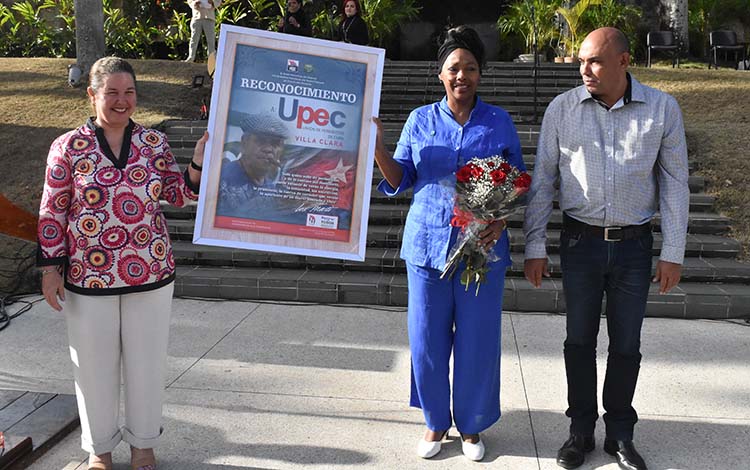 Yudí Rodríguez Hernández y Alberto López Díaz, primera secretaria del Partido y gobernador de Villa Clara, respectivamente, entregaron un reconocimiento a la UPEC provincial, que fuera recibido por su presidenta Bolivia Tamara Cruz.