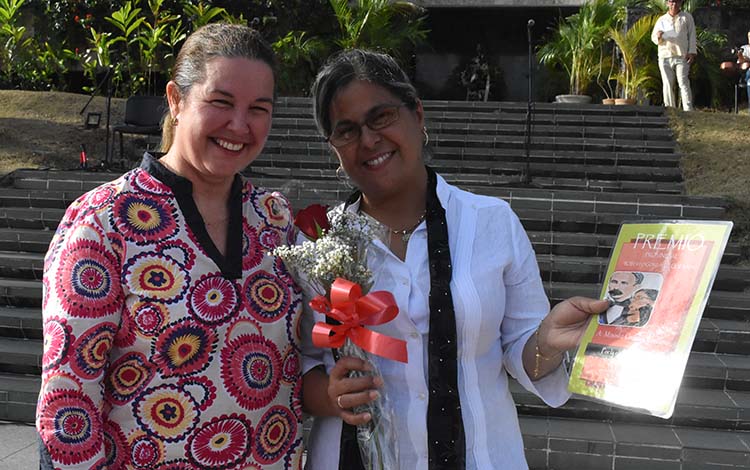 La conductora del noticiero Patria, Minoska Cadalso Navarro, también corresponsal de Radio Rebelde en Villa Clara, recibió el Premio Provincial de Periodismo Roberto González Quesada por la Obra de la Vida.