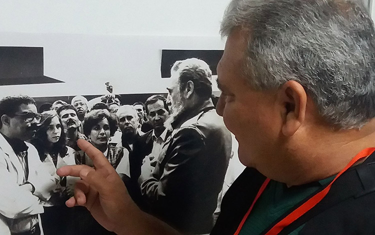 Jesús ílvarez López muestra una foto en la que aparece cerca de Fidel.