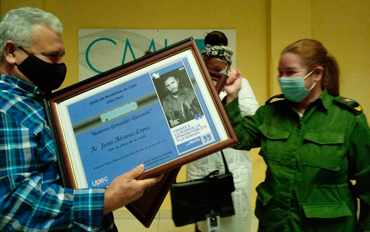 Jesús ílvarez López recibe reconocimiento en el Dí­a de la Prensa Cubana.