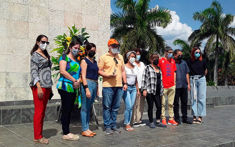 Periodistas villaclareños que laboran en medios nacionales colocaron una ofrenda floral ante la escultura del Comandante Ernesto Che Guevara en Santa Clara.