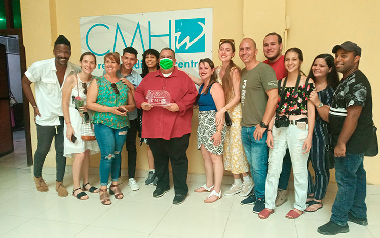 Jóvenes y otros integrantes del colectivo de la emisora CMHW.