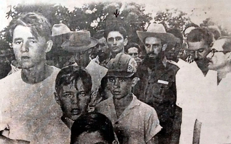 Camilo Cienfuegos en una visita al poblado de Zulueta.