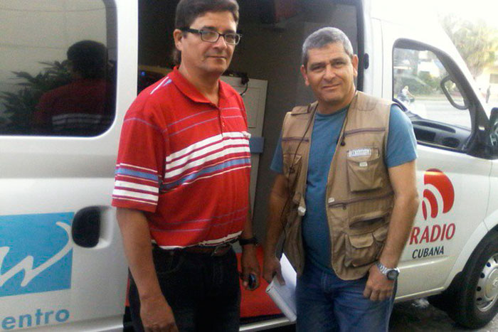 Abel Falcón junto a Ví­ctor Valdés, técnico y chofer de la unidad móvil de CMHW.