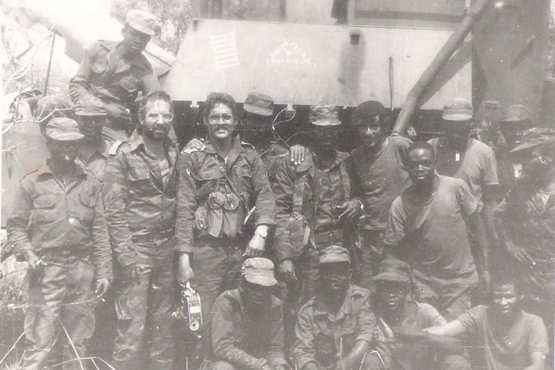 José Antonio Fulgueiras durante su etapa como corresponsal de guerra en Angola.