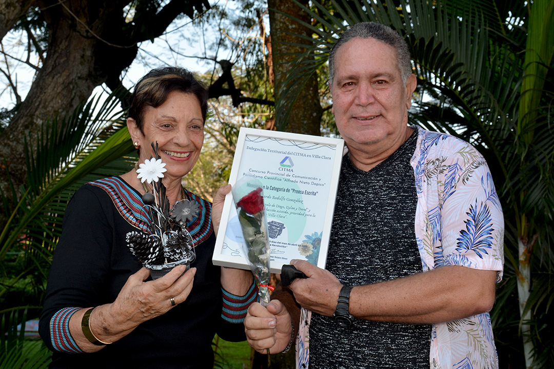 Ricardo González recibe premio provincial de Periodismo Científico.