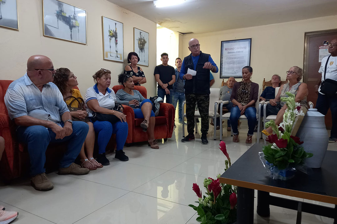 Premio Nacional de la Radio, Fernando González Castro, pronuncia palabras en homenaje a Rogelio Fernández Ruiz.