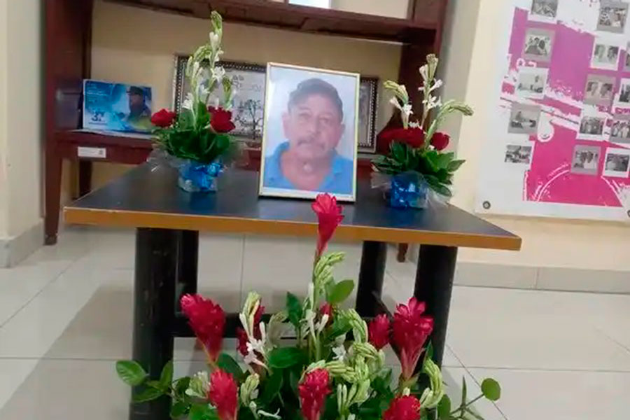 Flores en memoria del radialista Rogelio Fernández Ruiz.