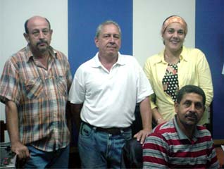 Rogelio Fernández Ruiz junto a otros radialistas de la emisora CMHW.