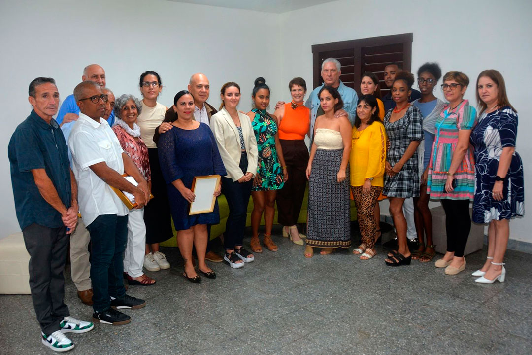 Presidente cubano, Miguel Díaz-Canel, con el colectivo del Centro de Información para la Prensa.