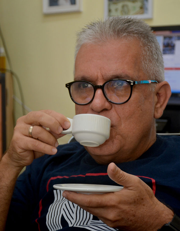 Martirena tomando café en su estudio de dibujo.