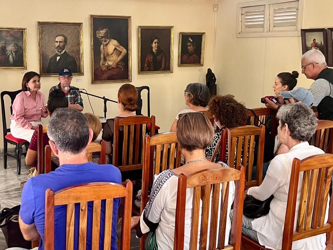 José Antonio Fulgueiras y Dalia Reyes Perera en el conversatorio sobre Fidel y los periodistas villaclareños.