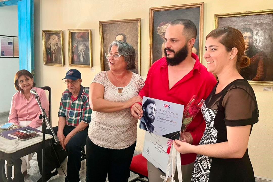 Oscar Salabarría recibe premios del Concurso de Periodismo Histórico.