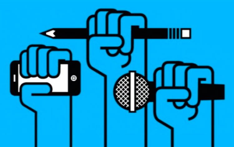 Manos con micrófono, teléfono móvil y lápiz, símbolos de la labor periodística.