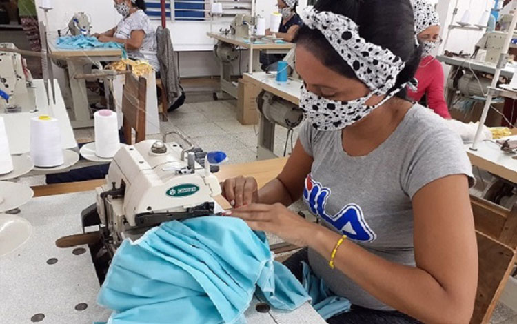  Costurera del Fondo de Bienes Culturales en Villa Clara confecciona nasobucos.