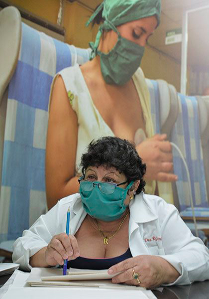 Doctora Reyna Alodia González, jefa del Banco de Leche Humana del hospital ginecobstétrico Mariana Grajales, de Santa Clara.