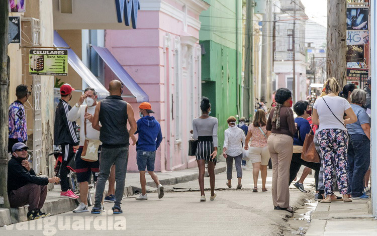 Personas en la calle en Santa Clara durante la fase de transmisión autóctona limitada de la COVID-19.