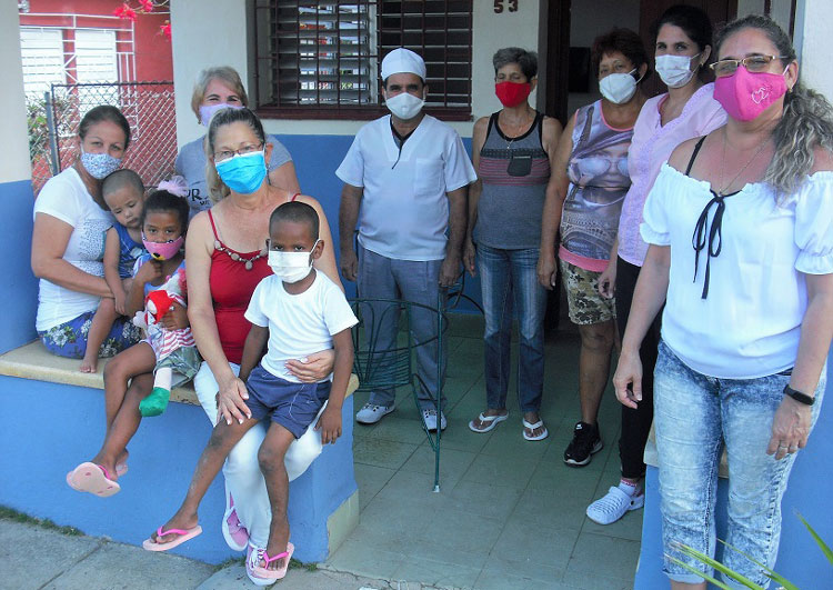 Parte del colectivo del hogar número 1 de niños sin amparo familiar en Santa Clara.