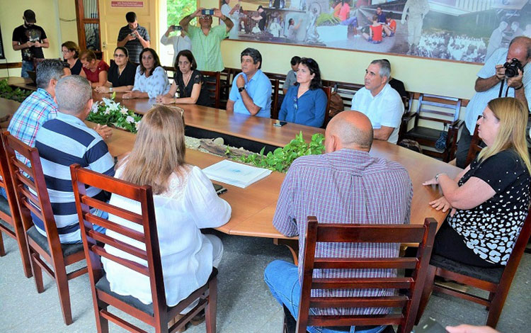 Representantes de varios institutos, empresas y personalidades de la ciencia durante el intercambio en la UCLV para precisar detalles de proyectos dirigidos a la biomedicina y al sector agropecuario.