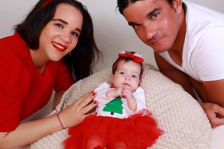 Alaya junto a sus padres