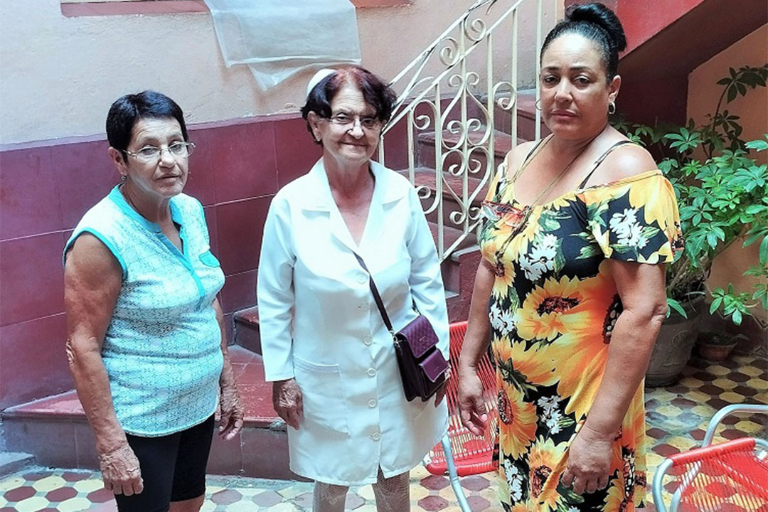 Cocinera, enfermera y la directora del hogar.