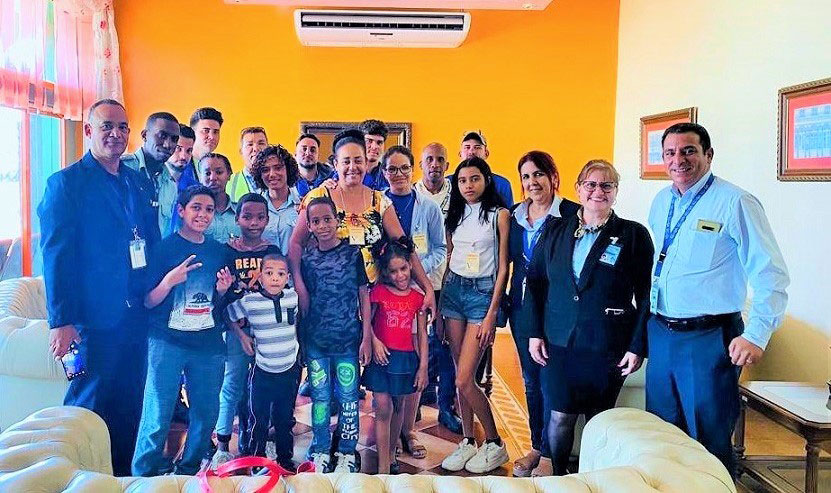 Visita de los niños del hogar al aeropuerto internacional Abel Santamaría Cuadrado.