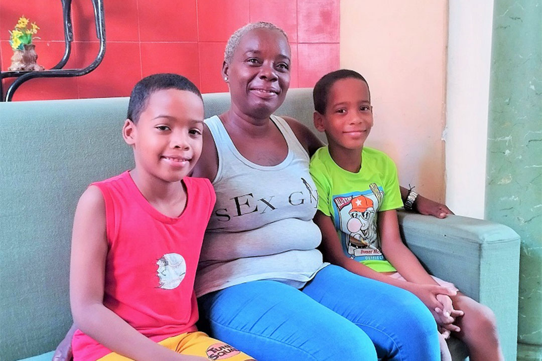 Yuneisy Arboláez y sus hijos Rafael y Víctor Manuel.