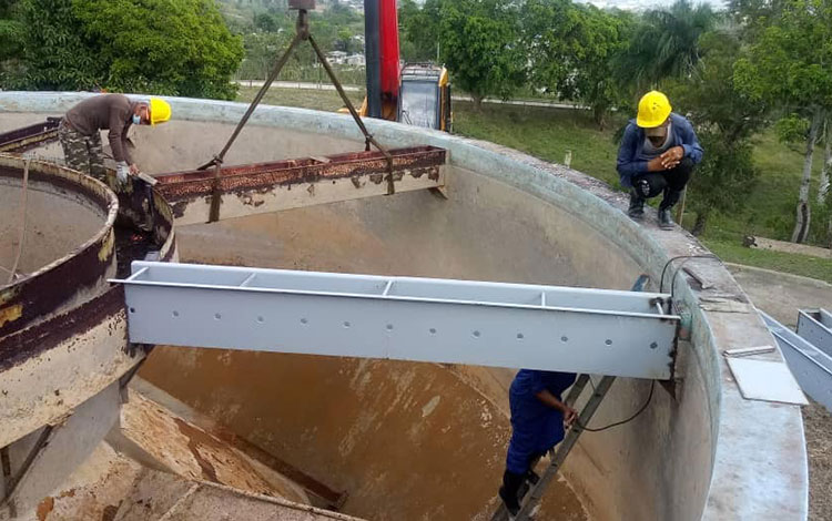 Labores de reparación en la Potabilizadora Cerro Calvo, en Santa Clara.