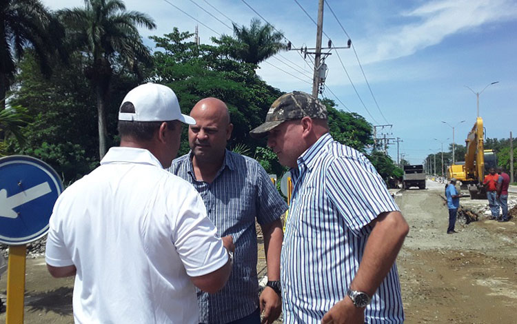 Presidente del INRH y el primer secretario del PCC en Villa Clara recorren obras en la Carretera Central banda a Placetas.