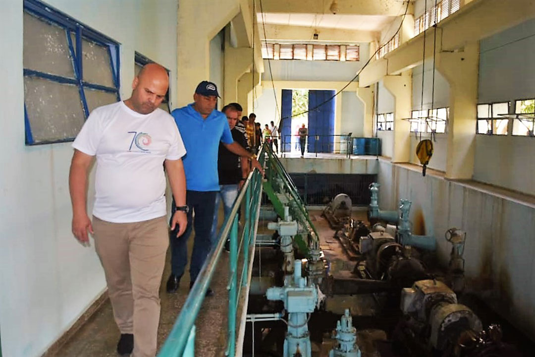 Osnay Miguel Colina Rodríguez, primer secretario del PCC en Villa Clara, y Alberto López Díaz, gobernador de la provincia, recorren sistemas de abasto de agua a Santa Clara.