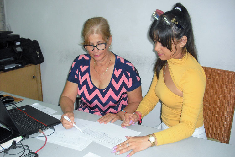 Ingenieras Laura y Raquel