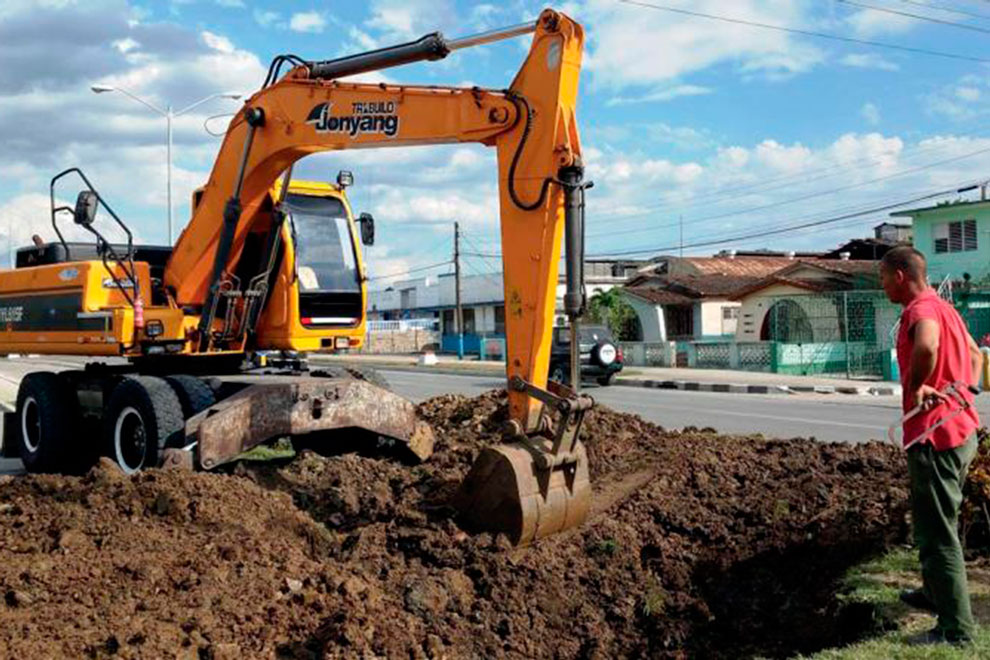 Trabajos para la eliminación de salideros en la Carretera Central en Santa Clara.