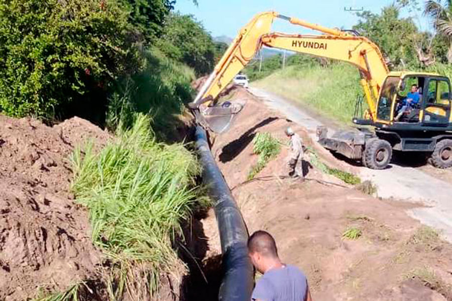 Labor de reparación de conductora de agua.