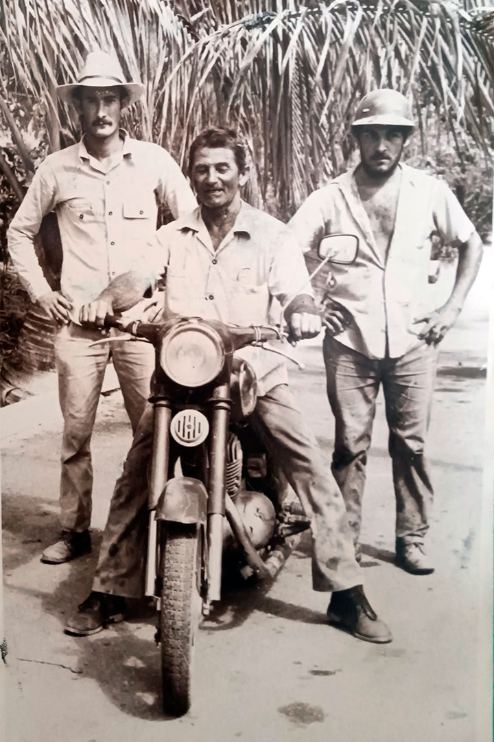 Angelito el Papa en una moto Jawa tres décadas atrás.