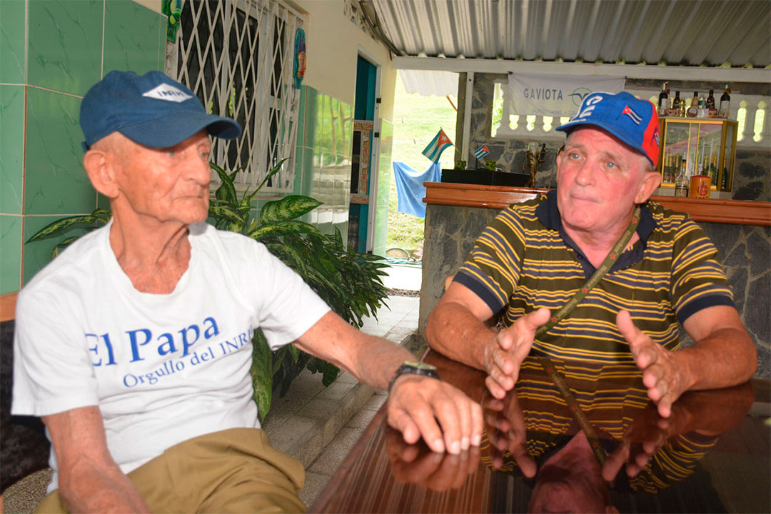 Angelito y Angelillo, padre e hijo que laboran en la presa Jibacoa-Hanabanilla.