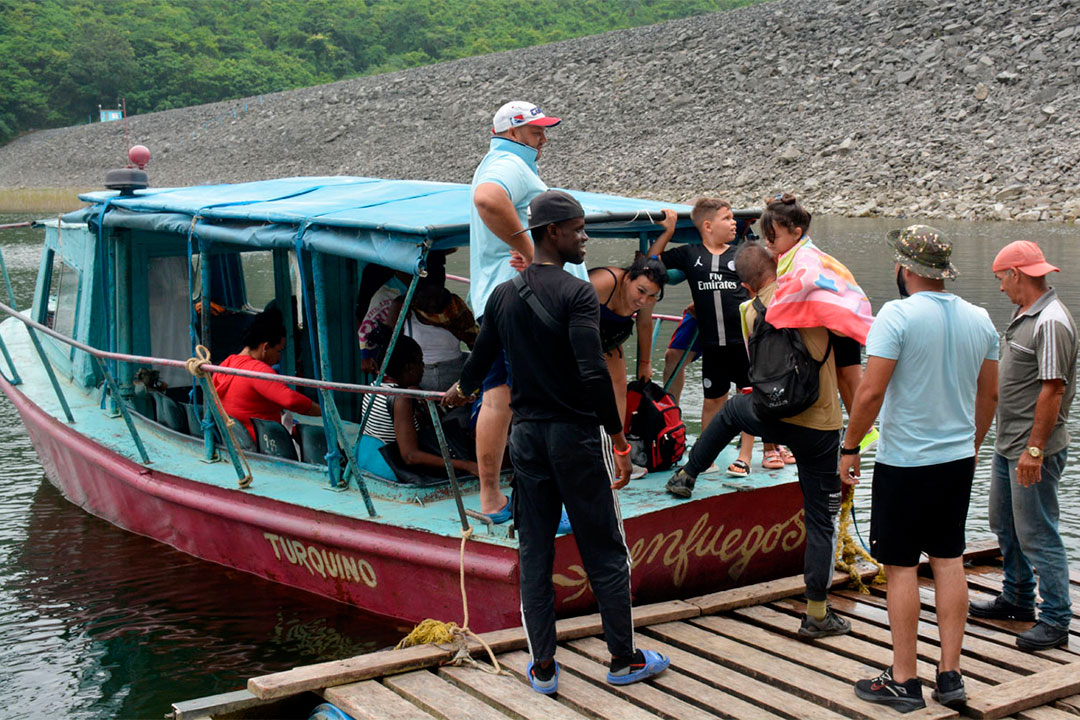 Barco para recorrer la presa Jibacoa-Hanabanilla.