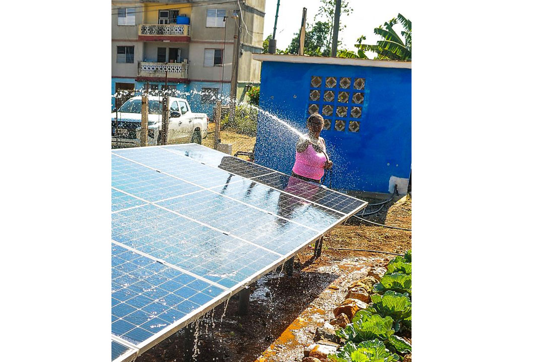 Ciudadana protegiendo equipo de energía solar