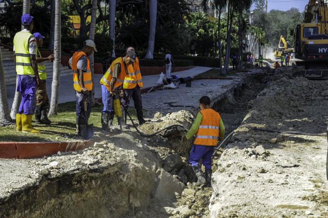 Trabajadores hidráulicos en colocación de tubos