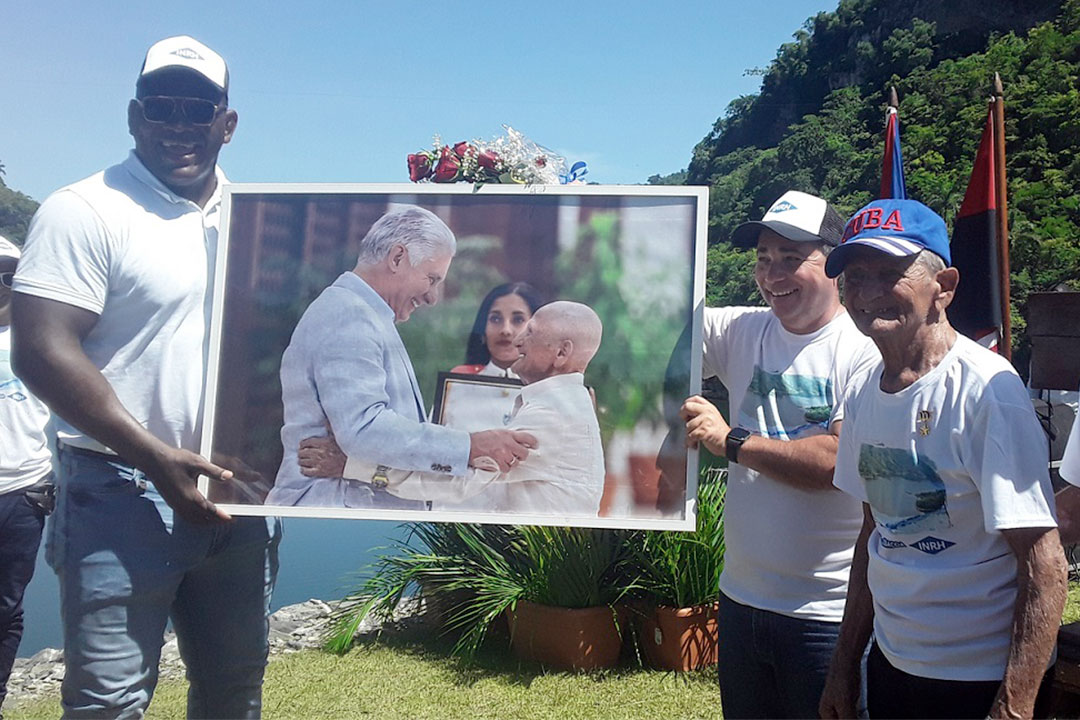 Reconocimiento al Papa, Héroe del Trabajo de la República de Cuba.