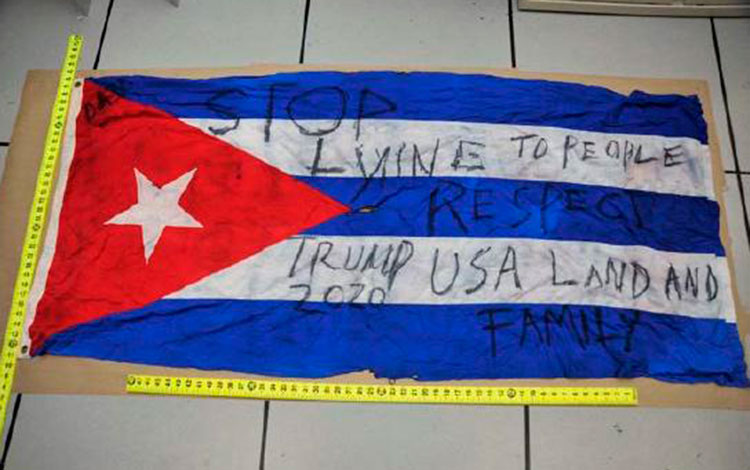 Bandera cubana profanada por autor de ataque terrorista contra Embajada de Cuba en Estados Unidos.