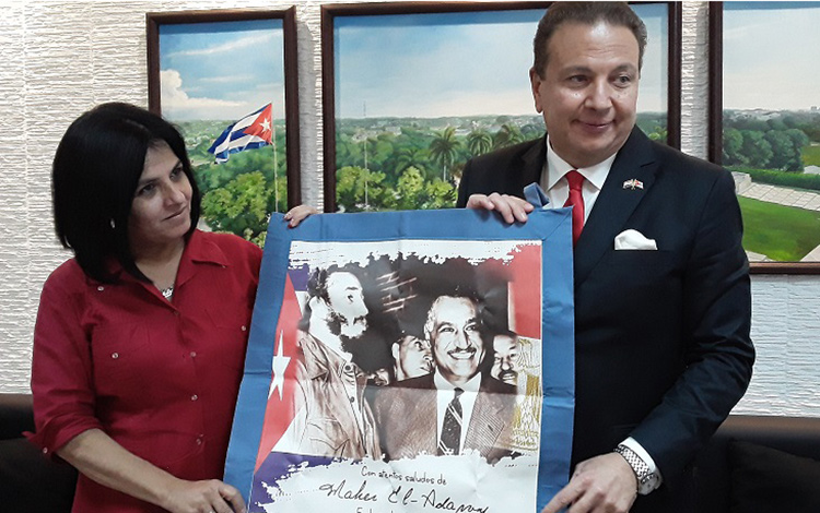 Embajador de Egipto entrega foto del presidente de Egipto 