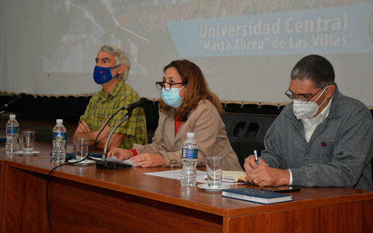 Presiden el foro Juan Garay Amores, jefe de Cooperación de la Delegación de la Unión Europea en Cuba; Inalvis Bonachea, directora de política comercial con Europa del Ministerio de Comercio Exterior y la Inversión Extranjera (Mincex), y Alfredo García, director del Instituto Nacional de Investigaciones Económicas (INIE).