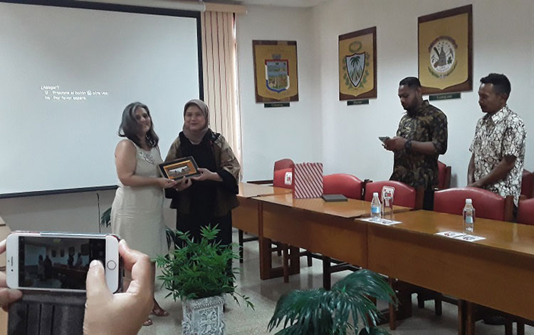 Embajadora de Indonesia en Cuba y la delegación que la acompaña entregan obsequio a la provincia de Villa Clara.